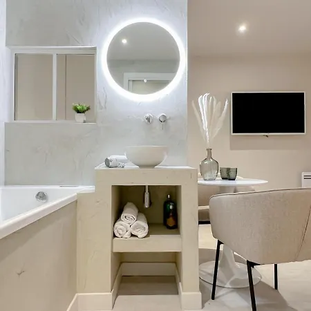 Loveroom Muse Old Town Jacuzzi Vieille Апартаменты Анси